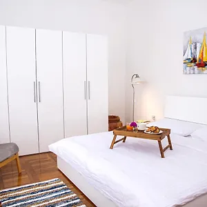 https://dinos-place.hotelinzadar.com