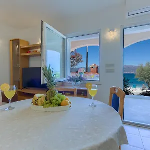 apartments-arijana.hotels-in-trogir.com/
