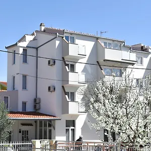 https://markom-apartmani.hotels-in-trogir.com